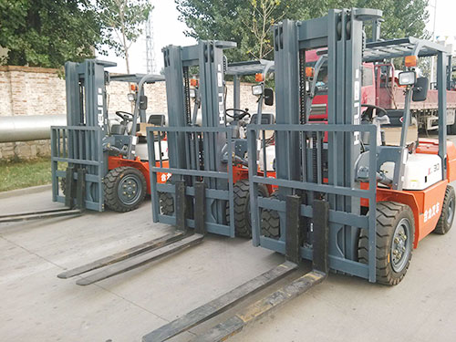 電動(dòng)叉車(chē)和電動(dòng)叉車(chē)配件的關(guān)系